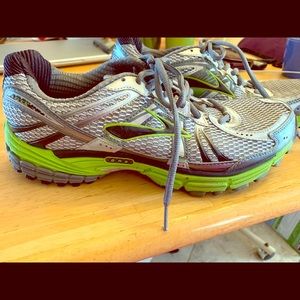 Men’s Brooks DNA running shoes, size 8.5